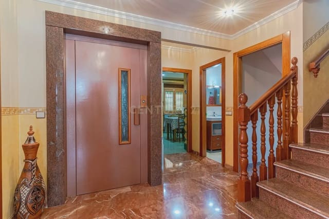 4 soveværelse Villa til salg i Baza med garage - € 625.000 (Ref: 10048459)