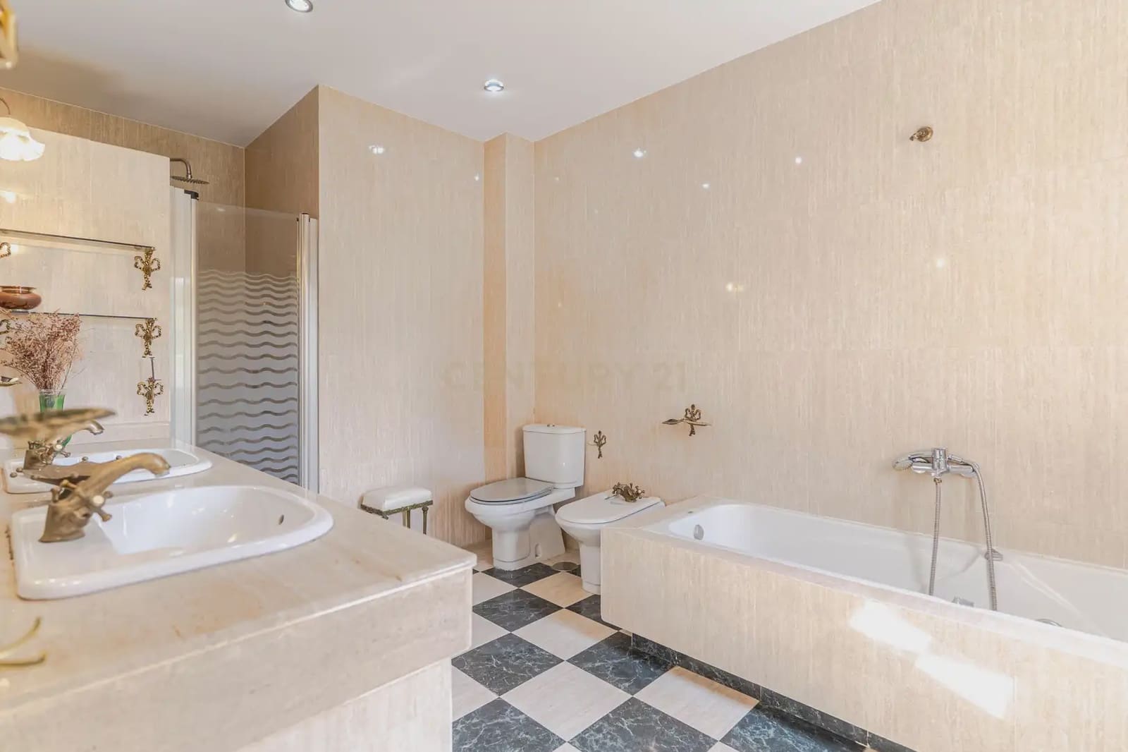 8 slaapkamer Finca/Landhuis te koop in Jaen stad met zwembad garage - € 449.900 (Ref: 10074657)