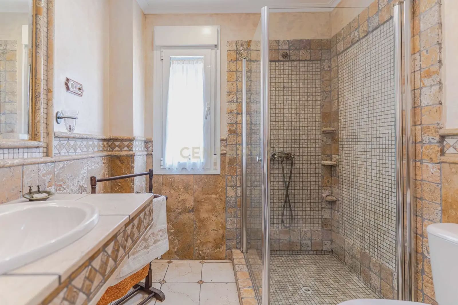 8 slaapkamer Finca/Landhuis te koop in Jaen stad met zwembad garage - € 449.900 (Ref: 10074657)