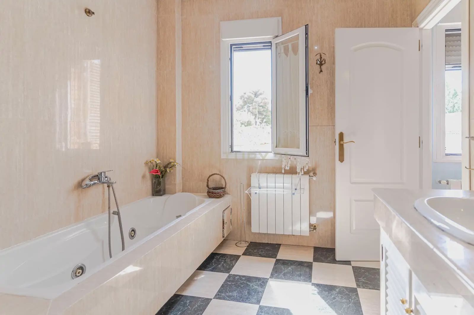 8 slaapkamer Finca/Landhuis te koop in Jaen stad met zwembad garage - € 449.900 (Ref: 10074657)