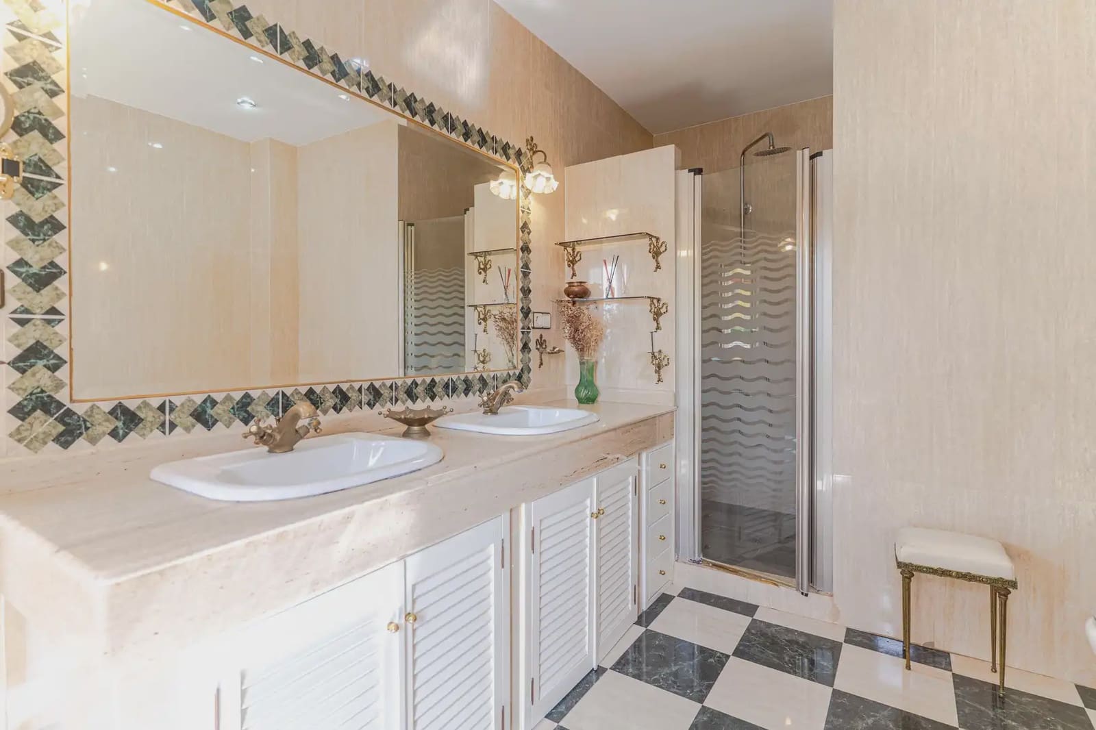 8 slaapkamer Finca/Landhuis te koop in Jaen stad met zwembad garage - € 449.900 (Ref: 10074657)