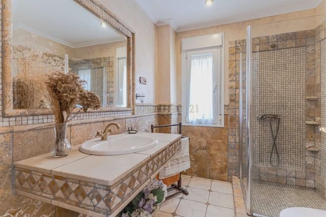 8 slaapkamer Finca/Landhuis te koop in Jaén stad met zwembad garage - € 449.900 (Ref: 10074657)