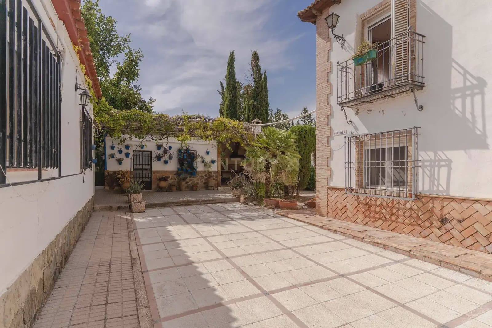 8 slaapkamer Finca/Landhuis te koop in Jaen stad met zwembad garage - € 449.900 (Ref: 10074657)