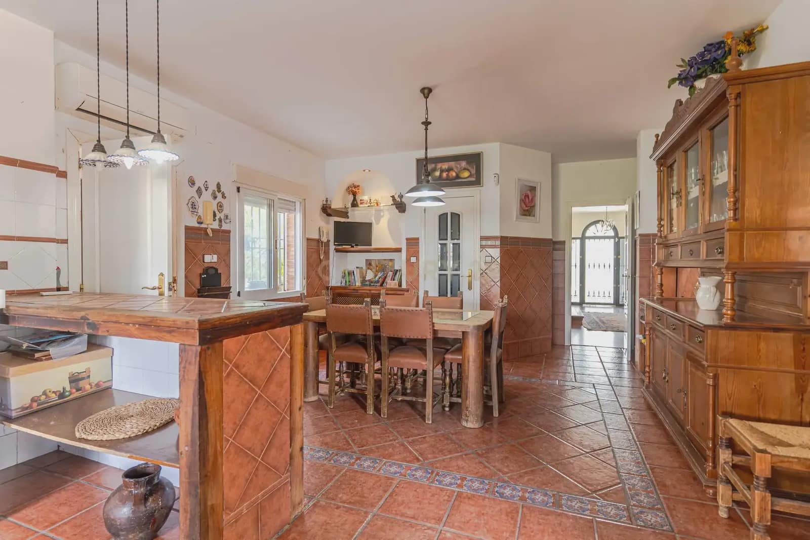 8 slaapkamer Finca/Landhuis te koop in Jaen stad met zwembad garage - € 449.900 (Ref: 10074657)