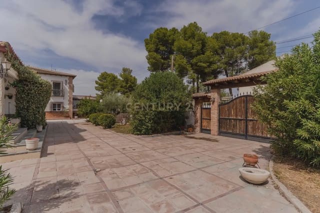 8 slaapkamer Finca/Landhuis te koop in Jaén stad met zwembad garage - € 449.900 (Ref: 10074657)