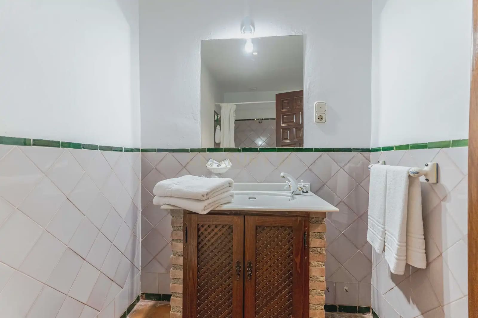 8 chambre Hôtel à vendre à La Taha avec garage - 700 000 € (Ref: 10100547)