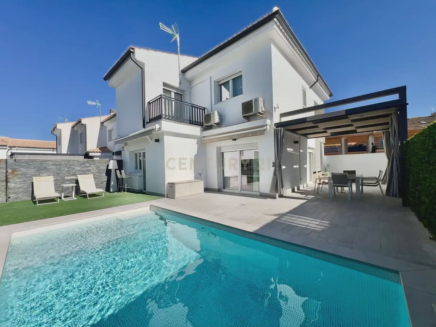 5 bedroom Villa for rent in Ogijares with pool garage - € 2,700 (Ref: 10104316)