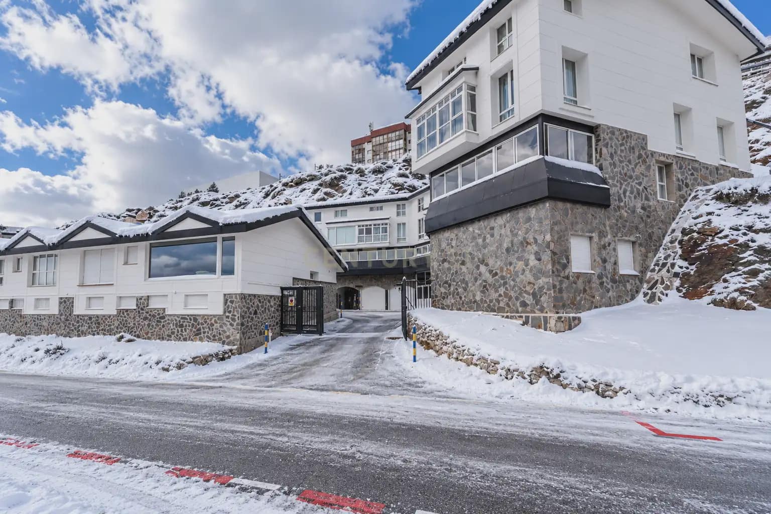 3 bedroom Flat for sale in Sierra Nevada with garage - € 370,000 (Ref: 10162483)