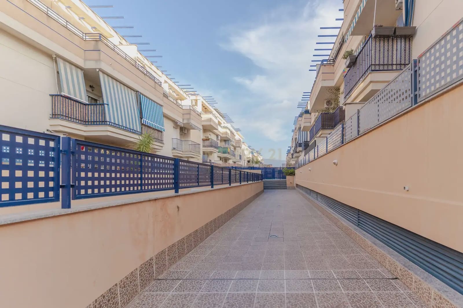 2 bedroom Penthouse for sale in Las Gabias with pool - € 160,000 (Ref: 10163249)