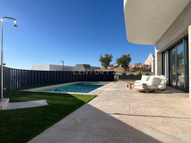 4 soveværelse Semi-Rækkehus til leje i La Zubia med swimmingpool garage - € 3.500 (Ref: 9136283)