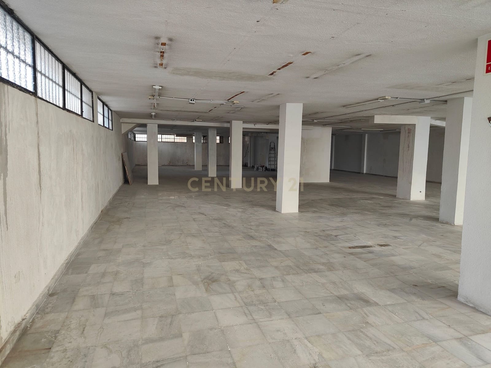 Erhverv til leje i La Zubia - € 1.000 (Ref: 9289545)