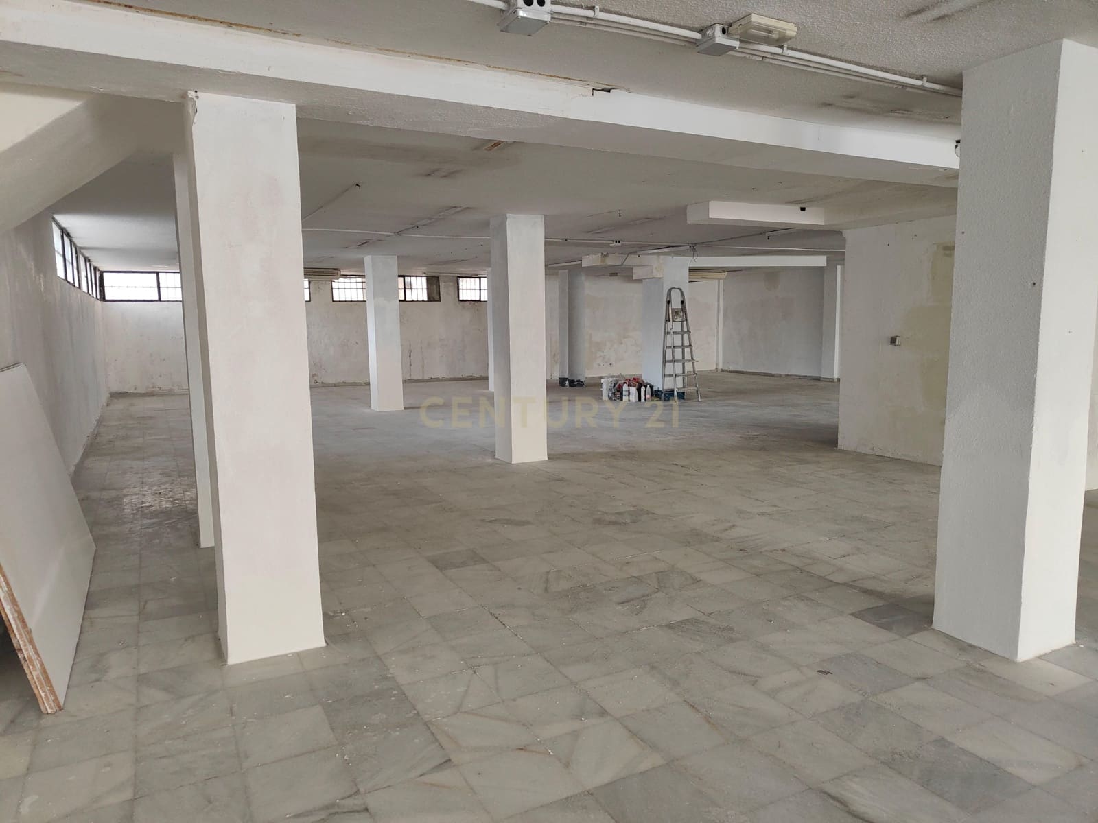 Erhverv til leje i La Zubia - € 1.000 (Ref: 9289545)