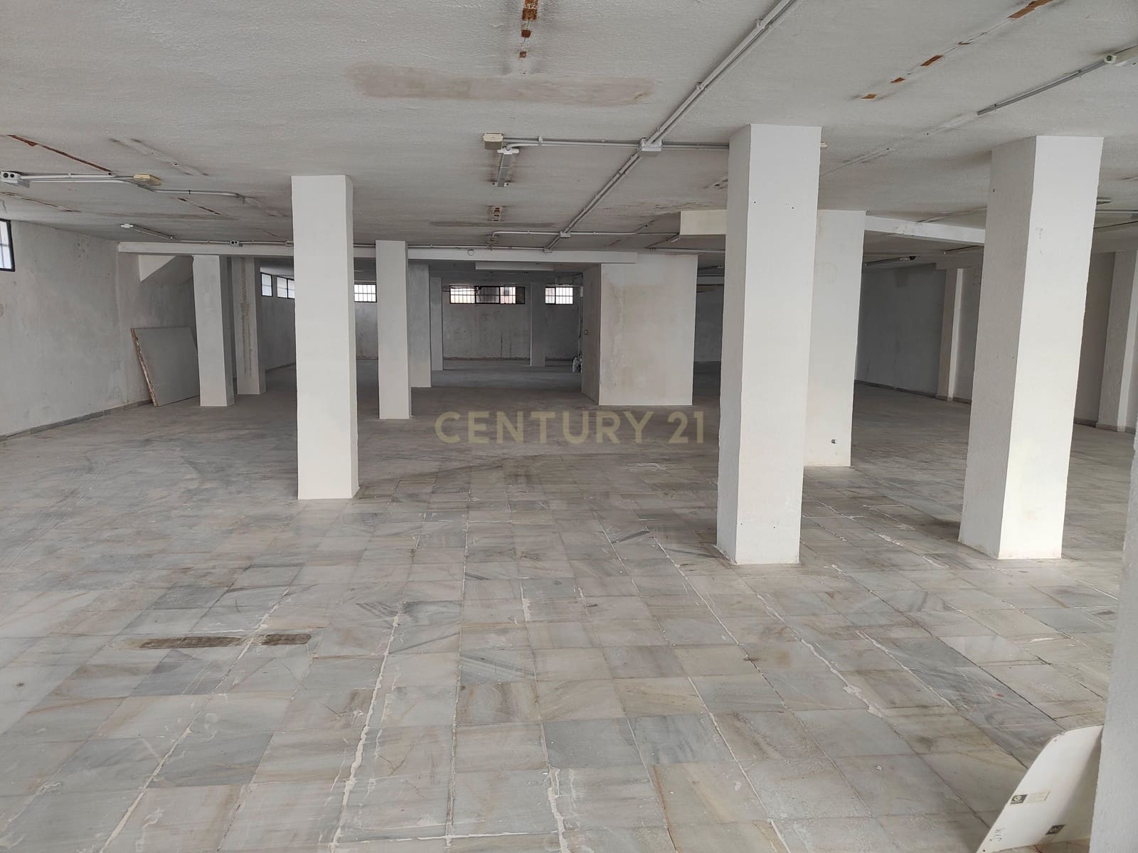 Erhverv til leje i La Zubia - € 1.000 (Ref: 9289545)