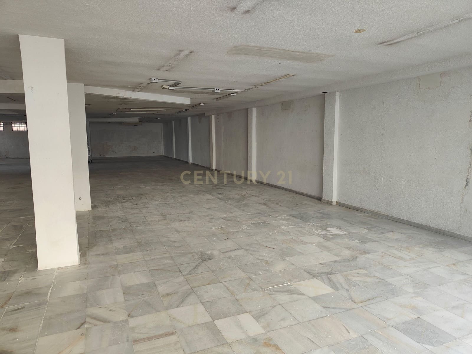 Erhverv til leje i La Zubia - € 1.000 (Ref: 9289545)