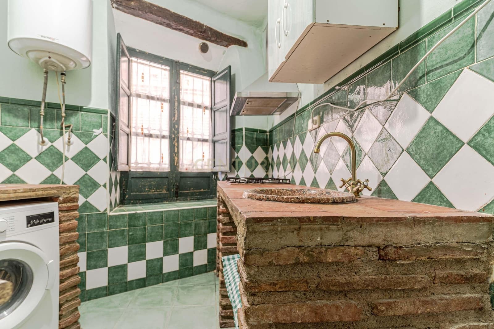 9 bedroom Cave House for sale in Guadix - € 295,000 (Ref: 9289549)