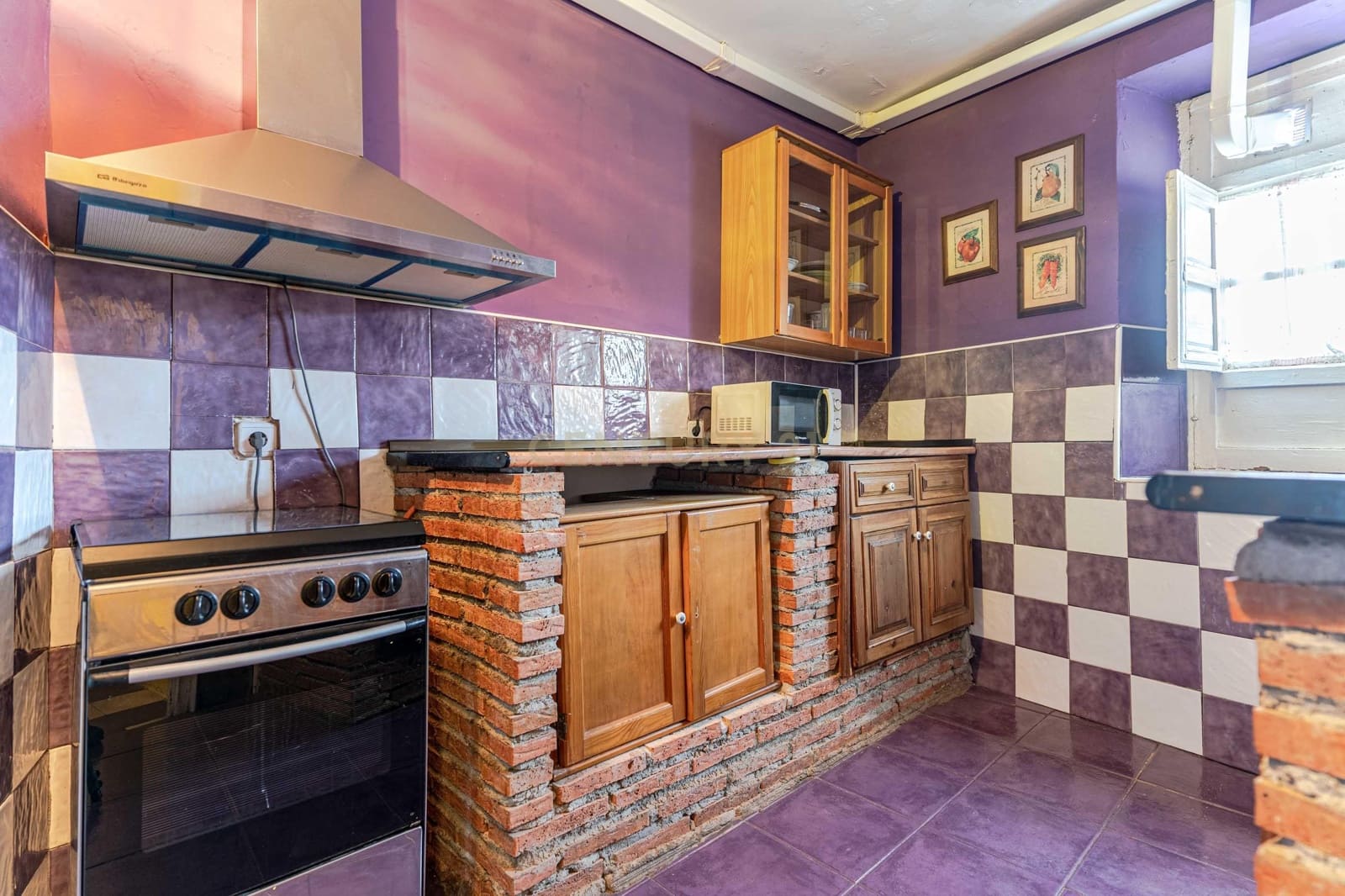 9 bedroom Cave House for sale in Guadix - € 295,000 (Ref: 9289549)