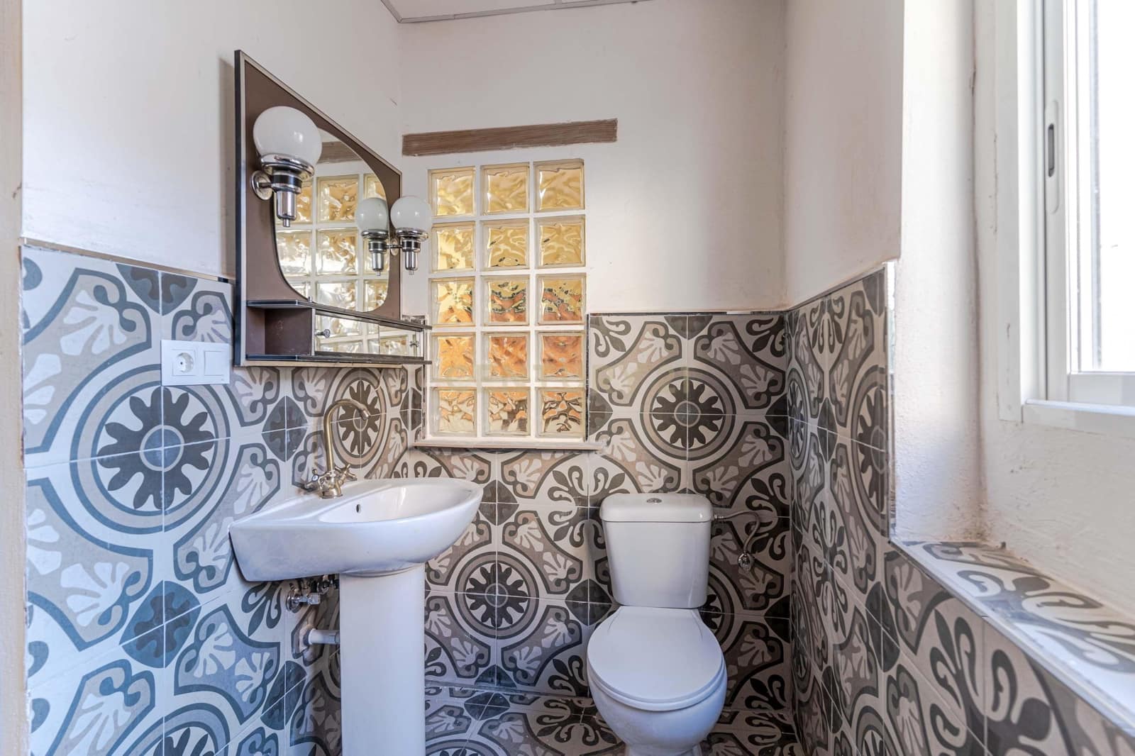 9 bedroom Cave House for sale in Guadix - € 295,000 (Ref: 9289549)