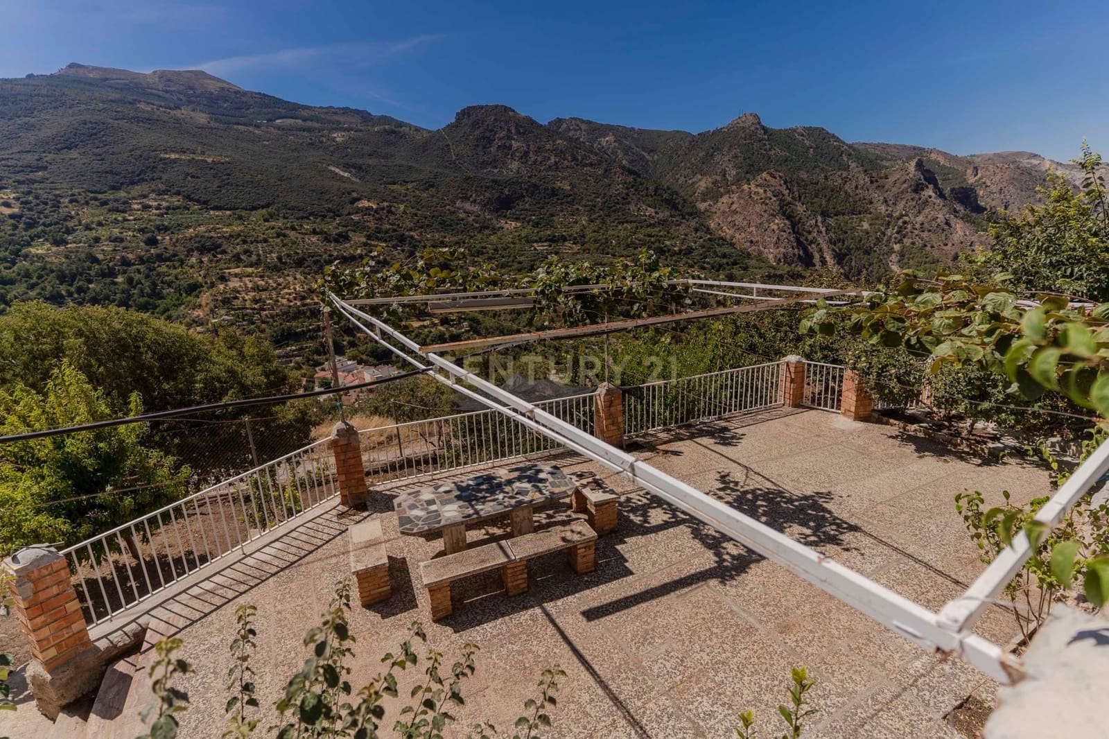 3 soveværelse Finca/Landehus til salg i Guejar Sierra med swimmingpool garage - € 250.000 (Ref: 9289563)