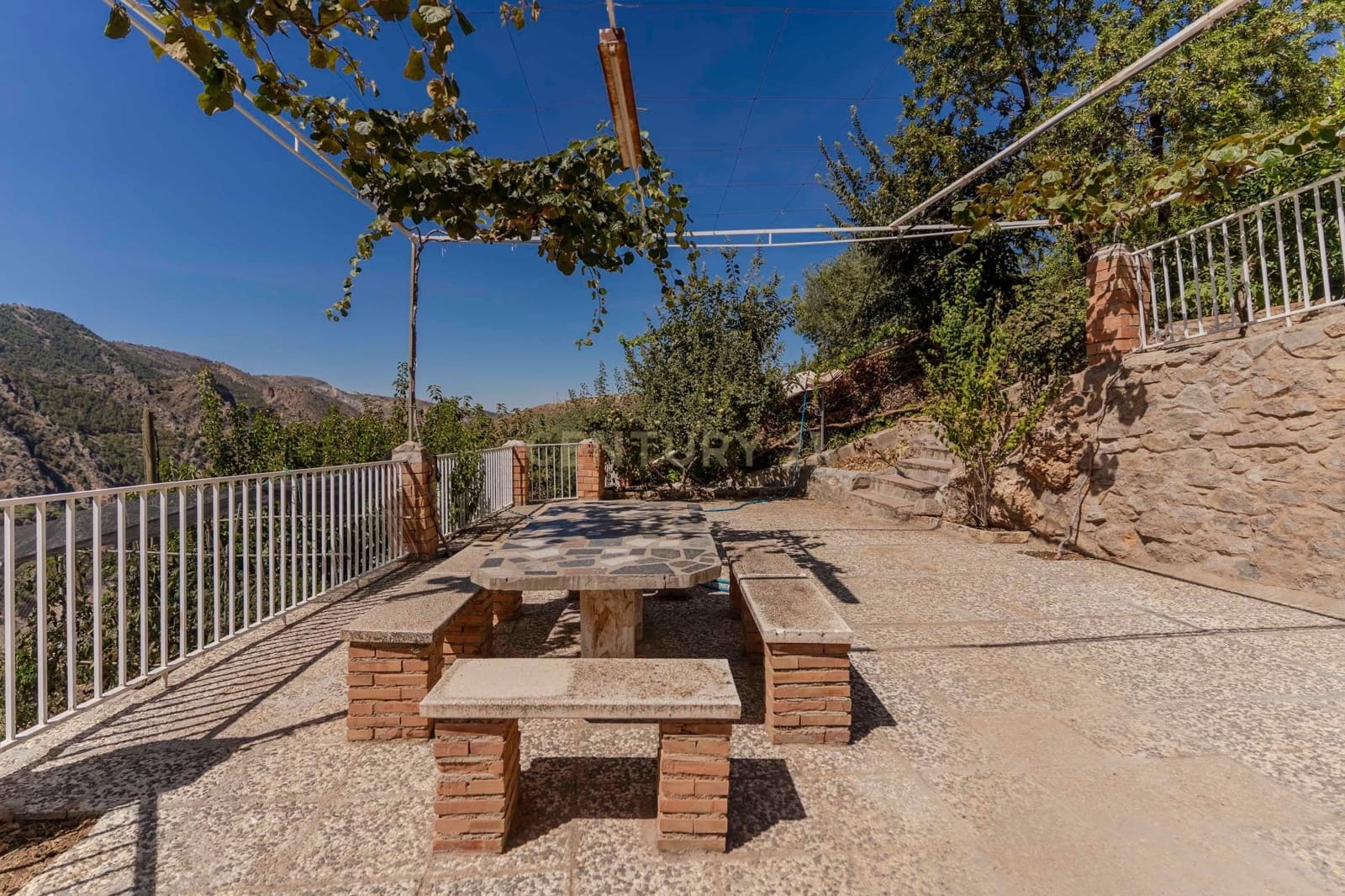 3 soveværelse Finca/Landehus til salg i Guejar Sierra med swimmingpool garage - € 250.000 (Ref: 9289563)