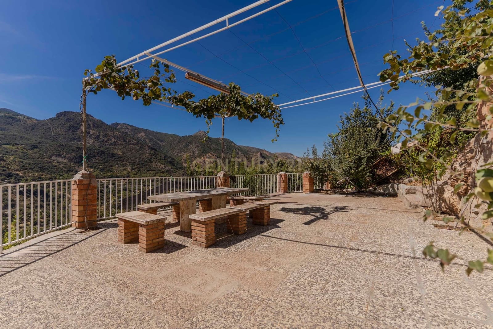 3 soveværelse Finca/Landehus til salg i Guejar Sierra med swimmingpool garage - € 250.000 (Ref: 9289563)