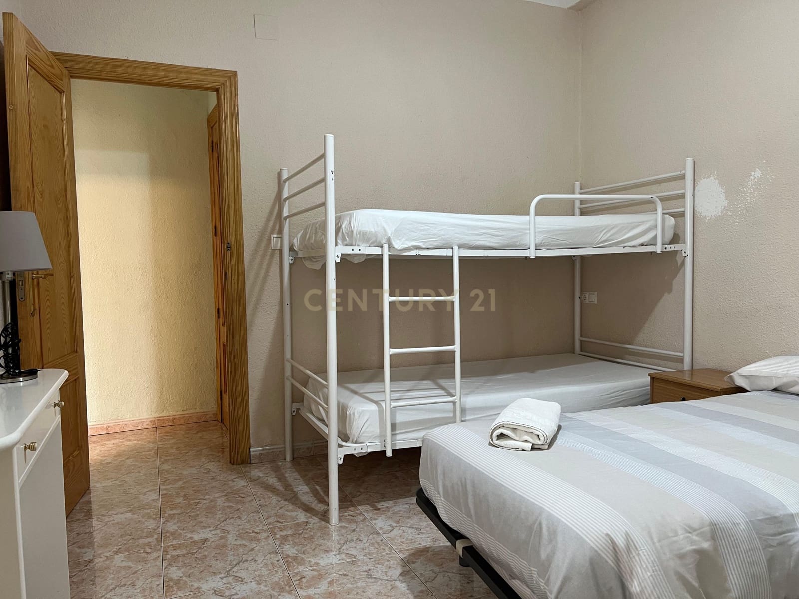 3 bedroom Flat for rent in Granada city - € 950 (Ref: 9289568)