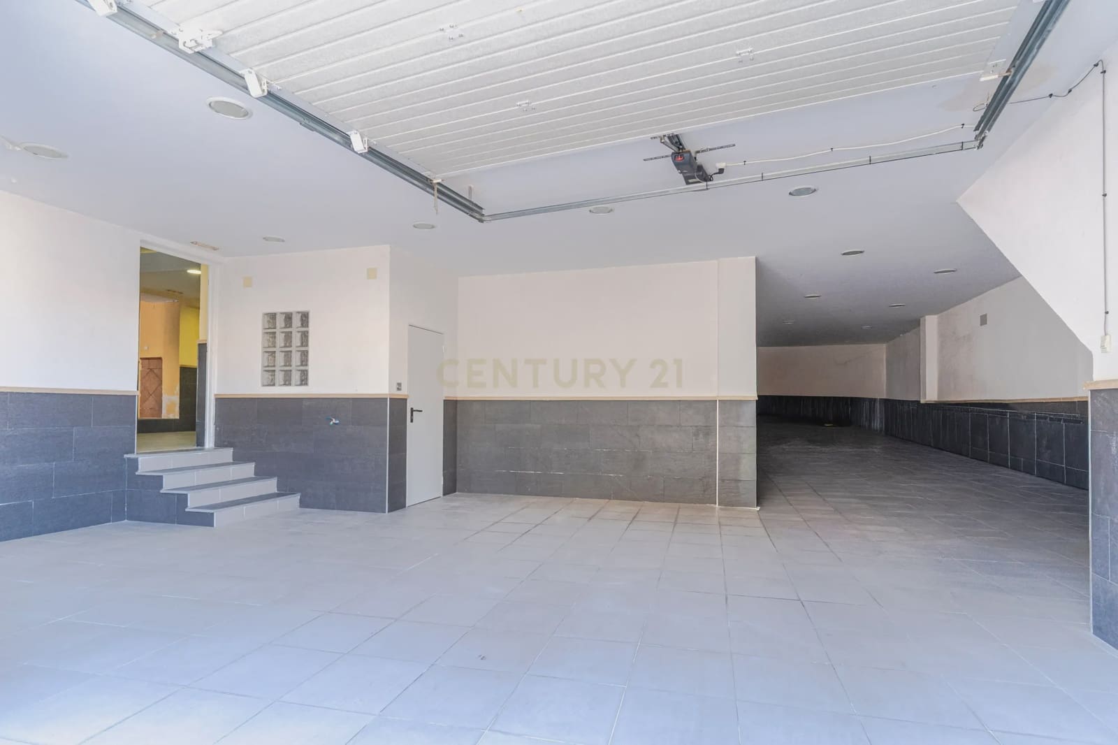 5 bedroom Villa for sale in Huetor Vega with garage - € 275,000 (Ref: 9289710)