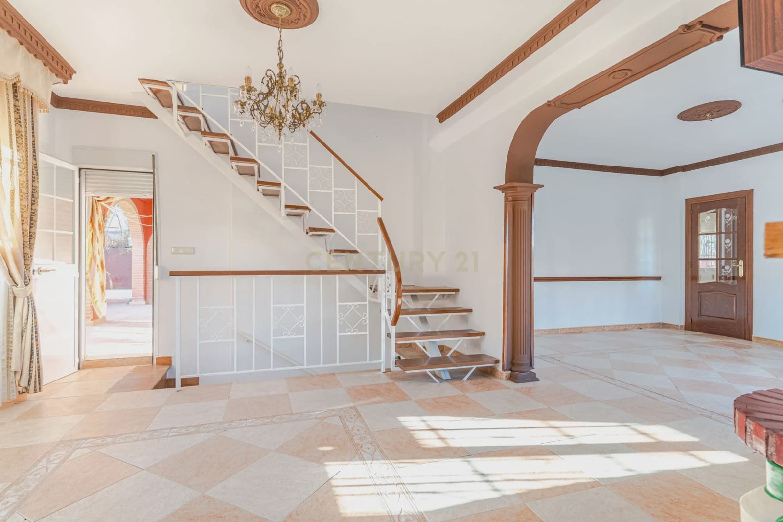 5 bedroom Villa for sale in Huetor Vega with garage - € 275,000 (Ref: 9289710)