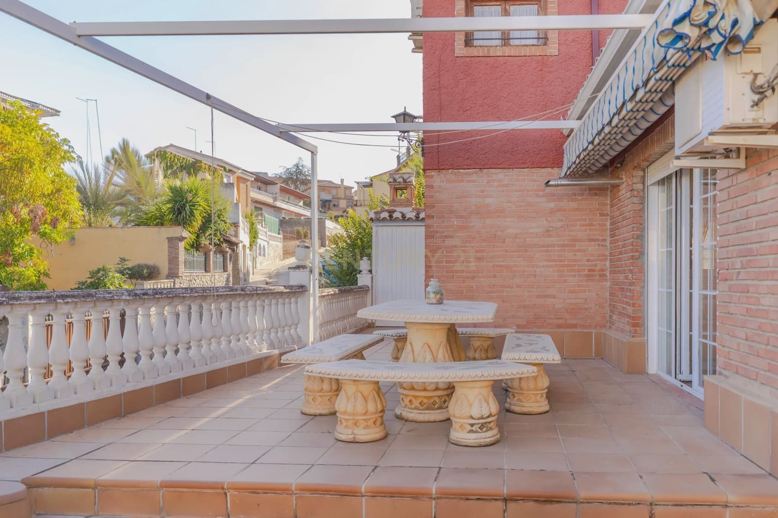 5 bedroom Villa for sale in Huetor Vega with garage - € 275,000 (Ref: 9289710)