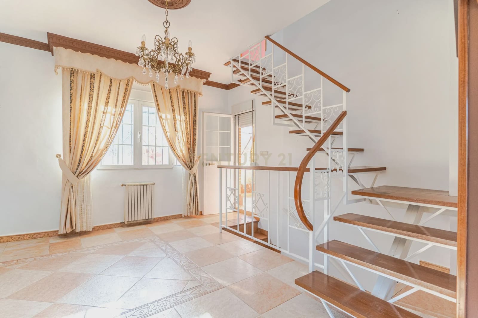 5 bedroom Villa for sale in Huetor Vega with garage - € 275,000 (Ref: 9289710)