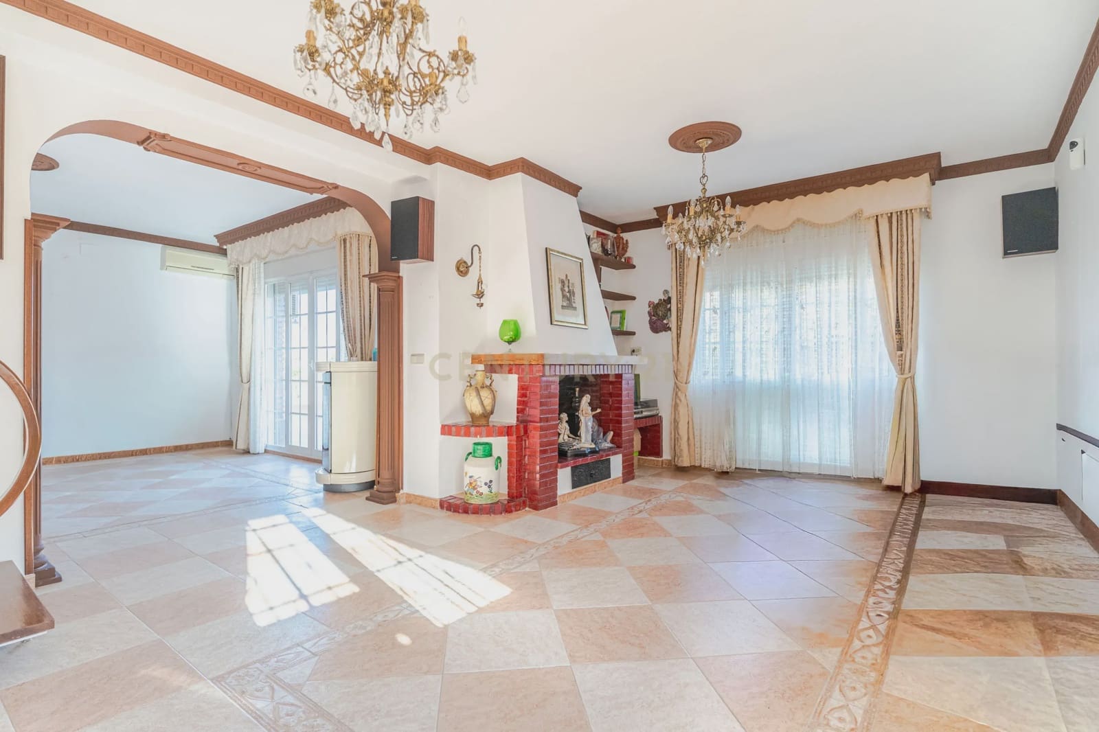 5 bedroom Villa for sale in Huetor Vega with garage - € 275,000 (Ref: 9289710)