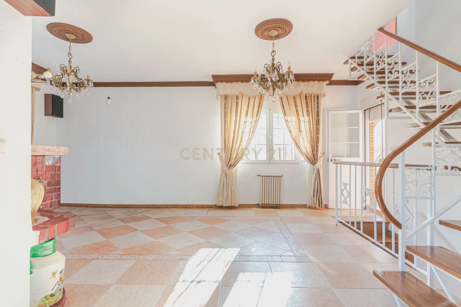 5 bedroom Villa for sale in Huetor Vega with garage - € 275,000 (Ref: 9289710)