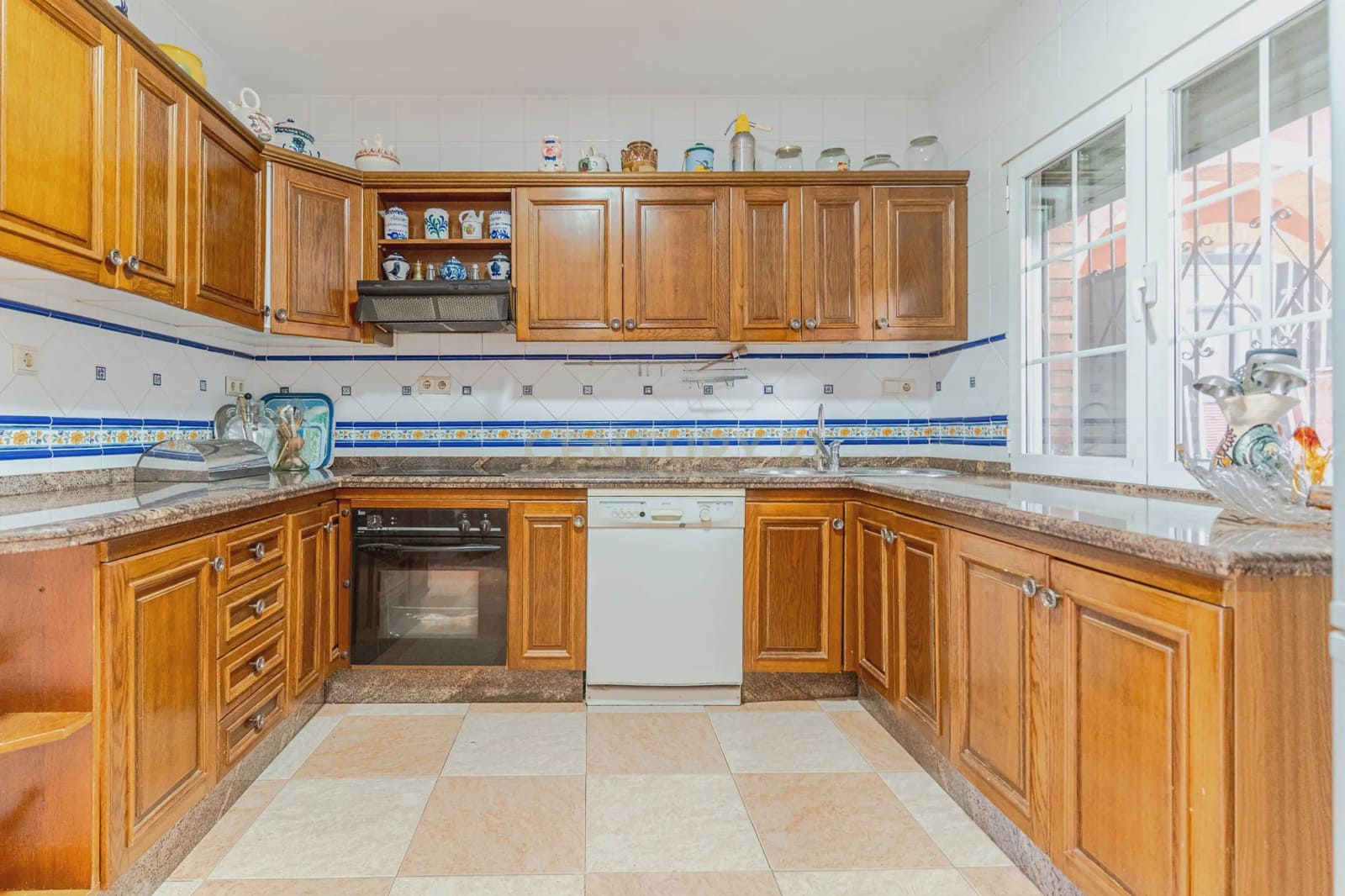 5 bedroom Villa for sale in Huetor Vega with garage - € 275,000 (Ref: 9289710)