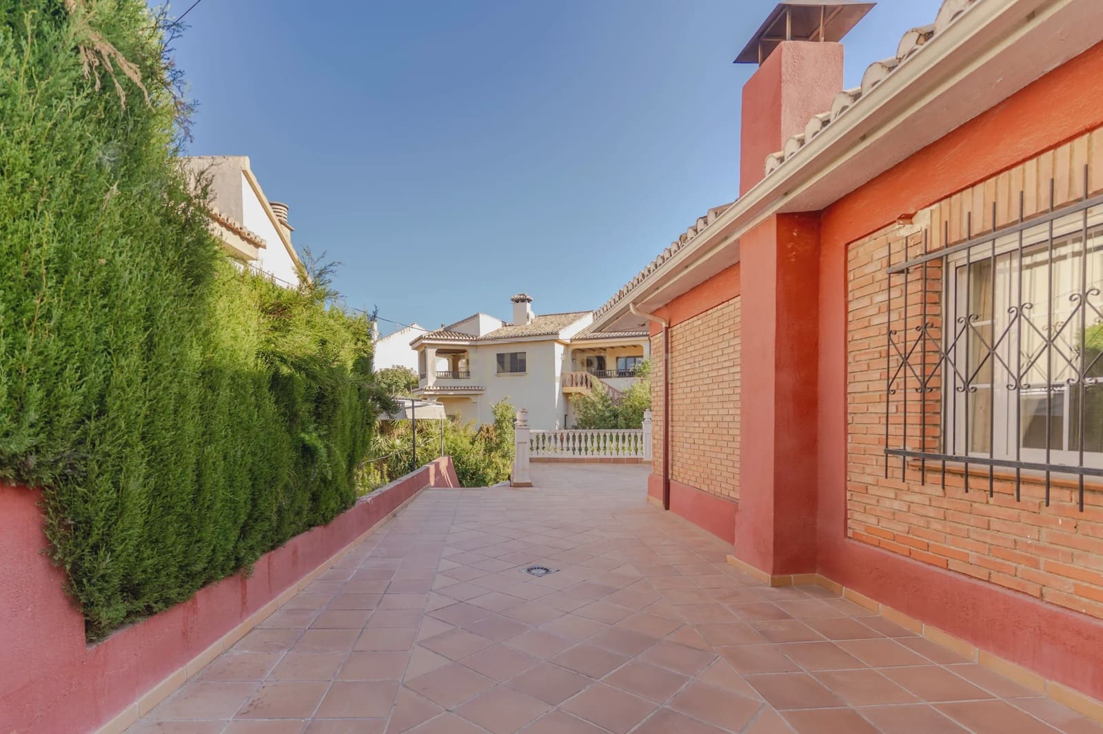 5 bedroom Villa for sale in Huetor Vega with garage - € 275,000 (Ref: 9289710)