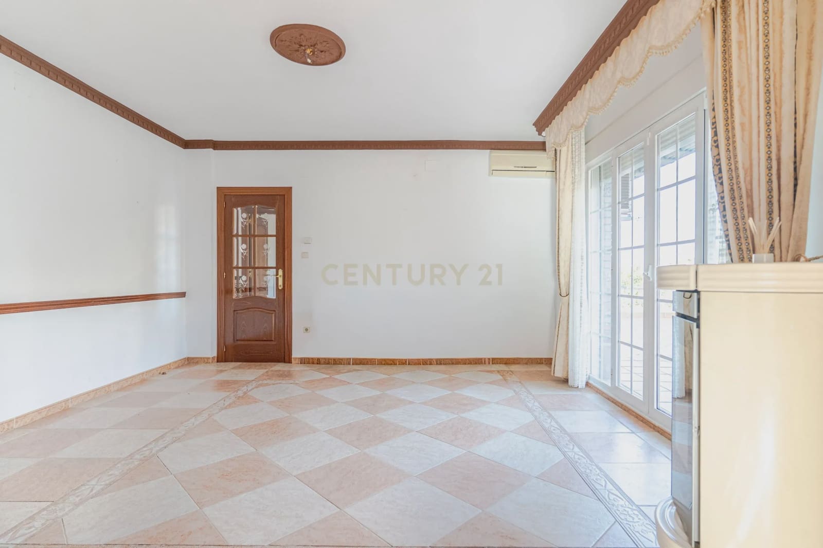 5 bedroom Villa for sale in Huetor Vega with garage - € 275,000 (Ref: 9289710)