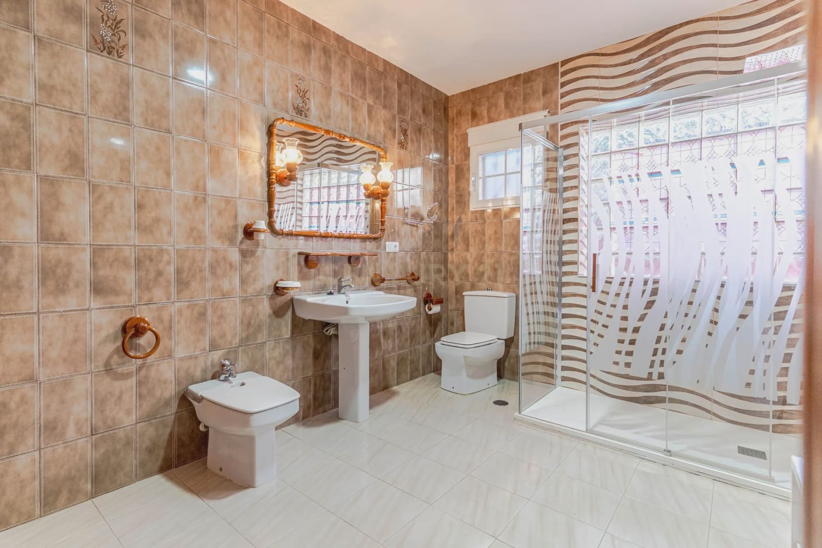 5 bedroom Villa for sale in Huetor Vega with garage - € 275,000 (Ref: 9289710)