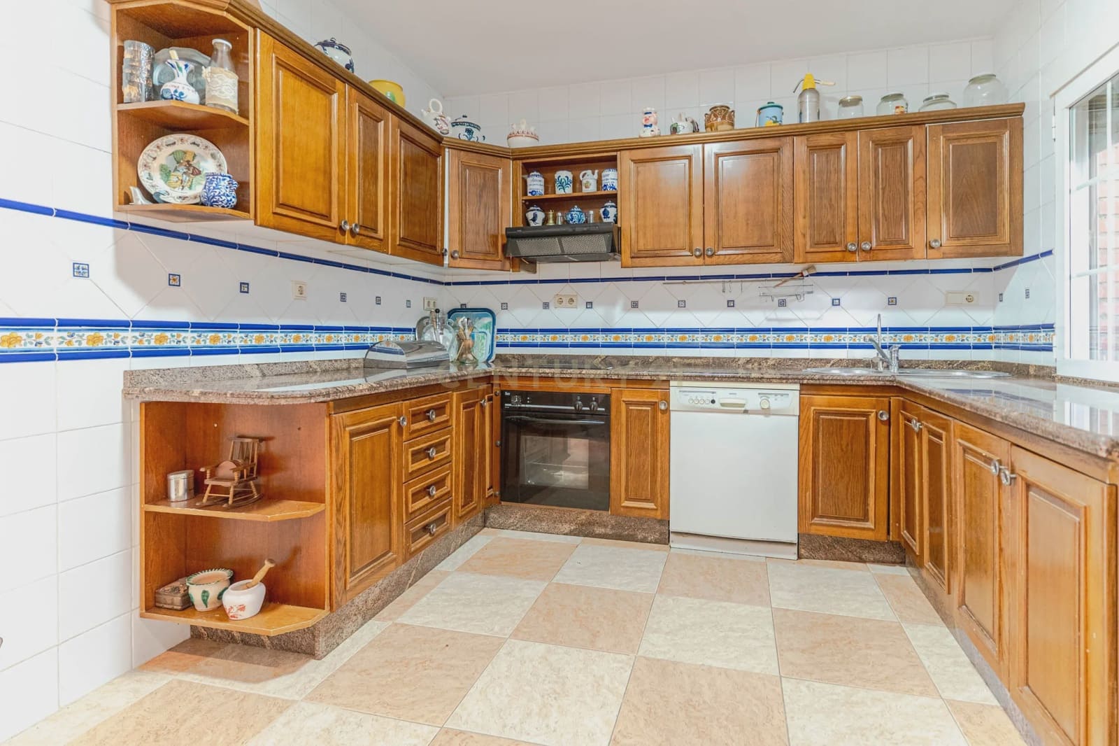 5 bedroom Villa for sale in Huetor Vega with garage - € 275,000 (Ref: 9289710)