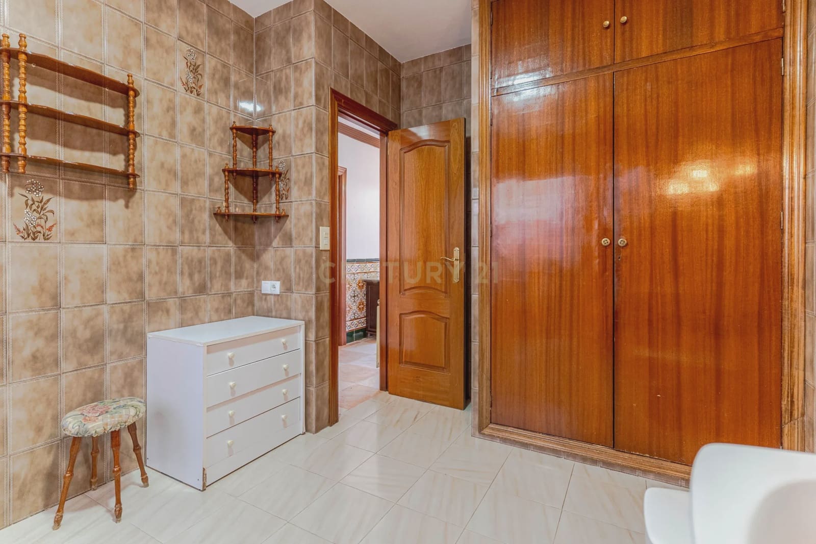 5 bedroom Villa for sale in Huetor Vega with garage - € 275,000 (Ref: 9289710)