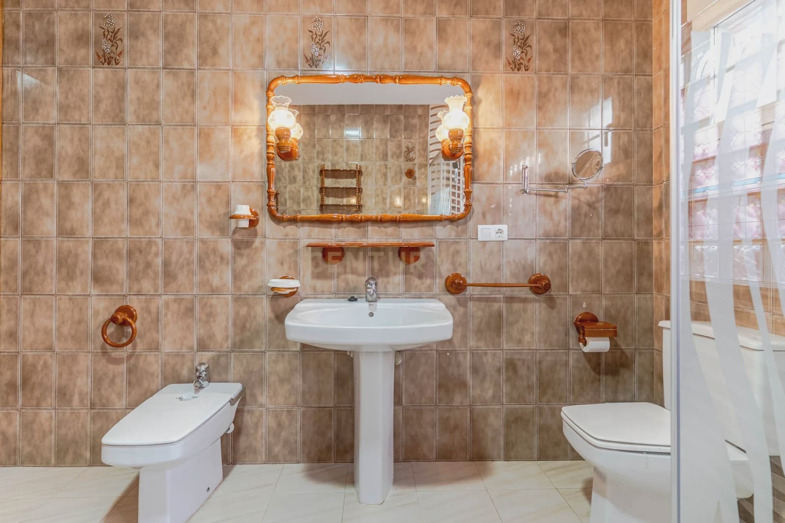 5 bedroom Villa for sale in Huetor Vega with garage - € 275,000 (Ref: 9289710)