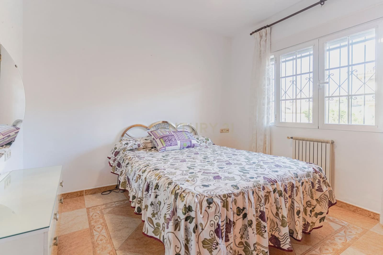 5 bedroom Villa for sale in Huetor Vega with garage - € 275,000 (Ref: 9289710)