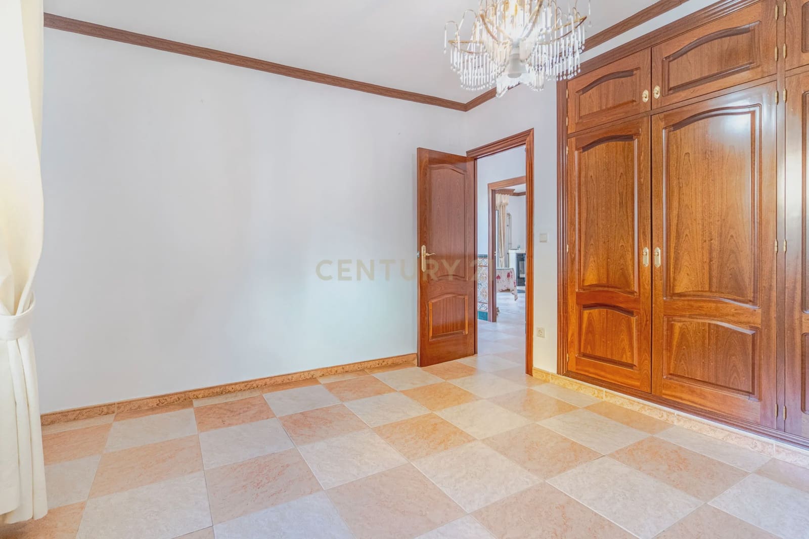 5 bedroom Villa for sale in Huetor Vega with garage - € 275,000 (Ref: 9289710)