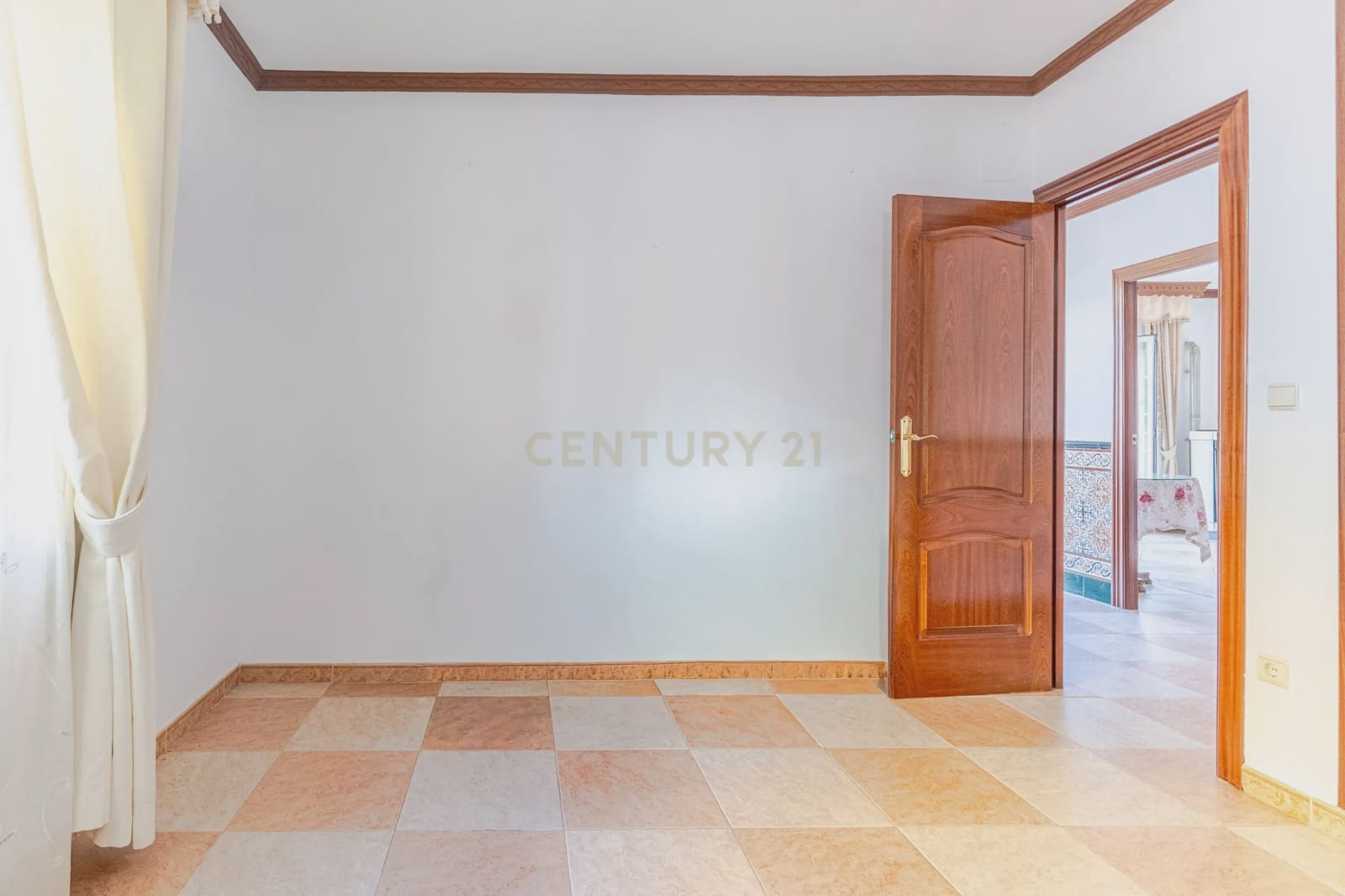 5 bedroom Villa for sale in Huetor Vega with garage - € 275,000 (Ref: 9289710)