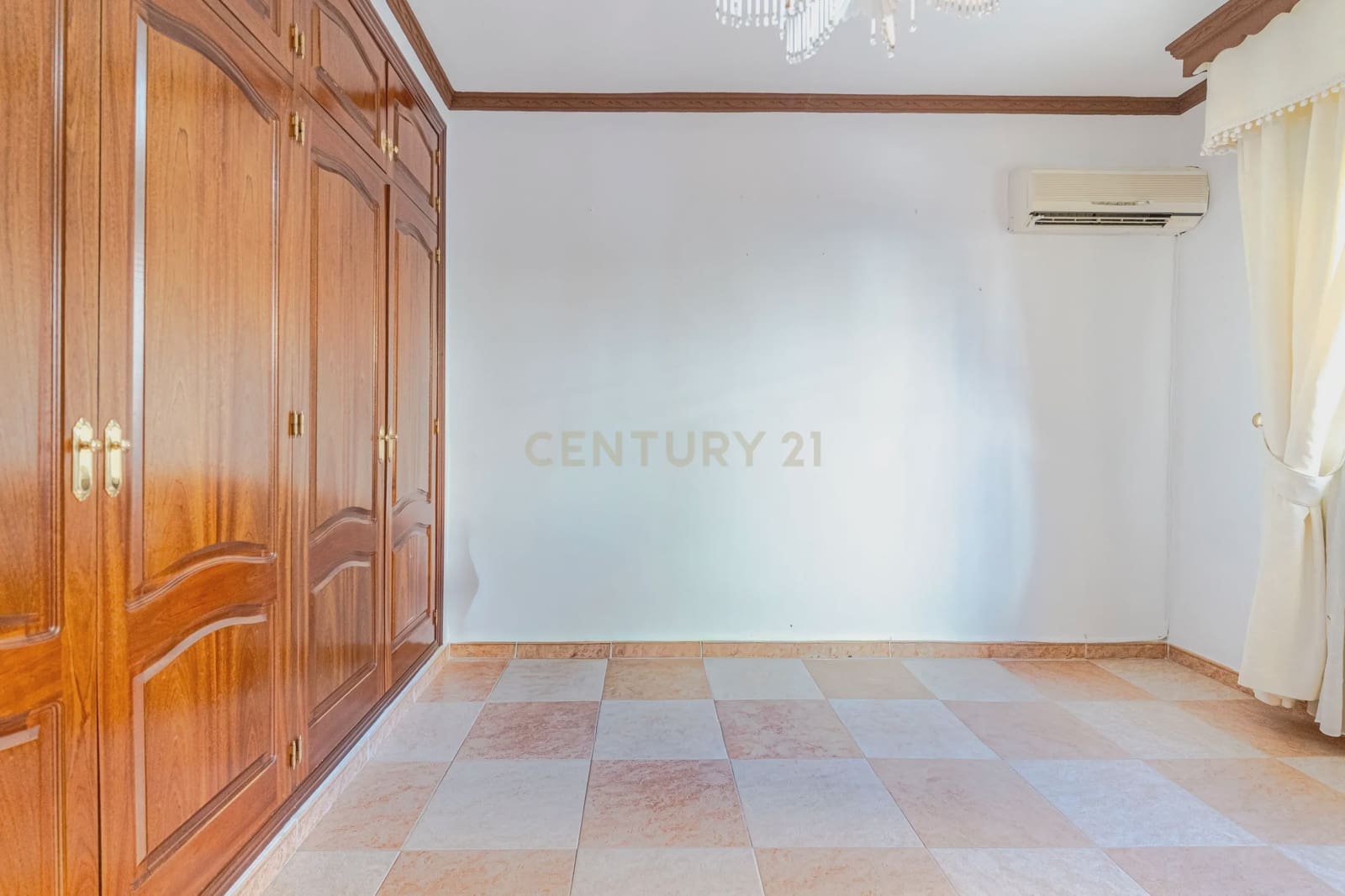 5 bedroom Villa for sale in Huetor Vega with garage - € 275,000 (Ref: 9289710)