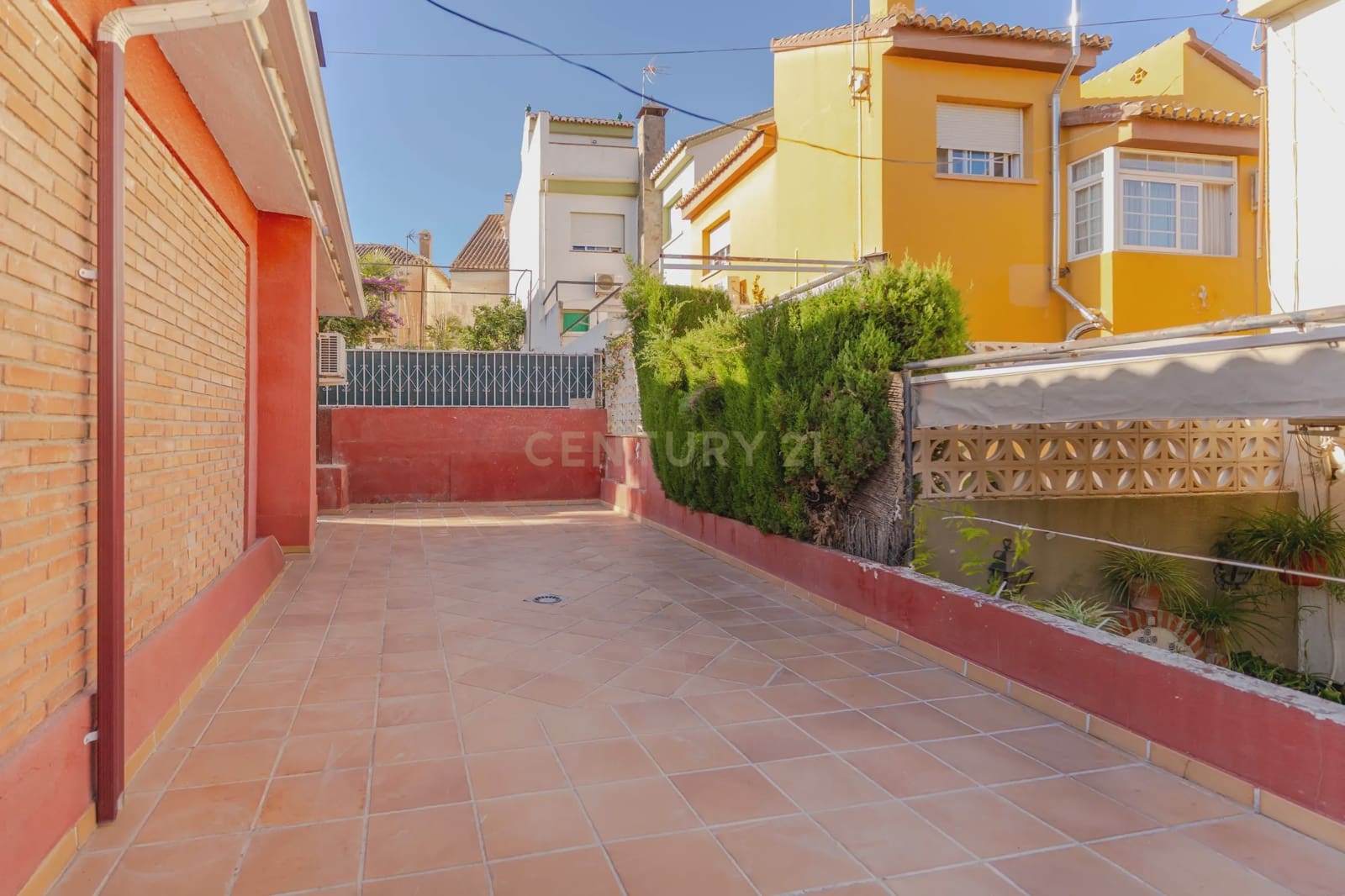 5 bedroom Villa for sale in Huetor Vega with garage - € 275,000 (Ref: 9289710)