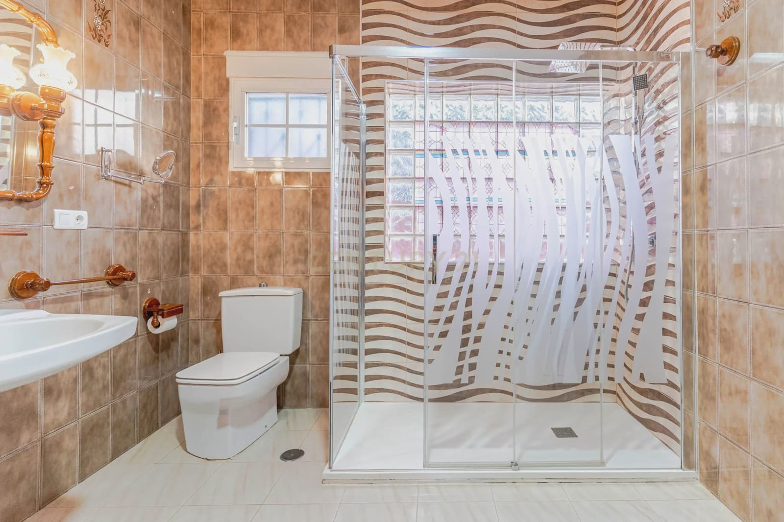 5 bedroom Villa for sale in Huetor Vega with garage - € 275,000 (Ref: 9289710)