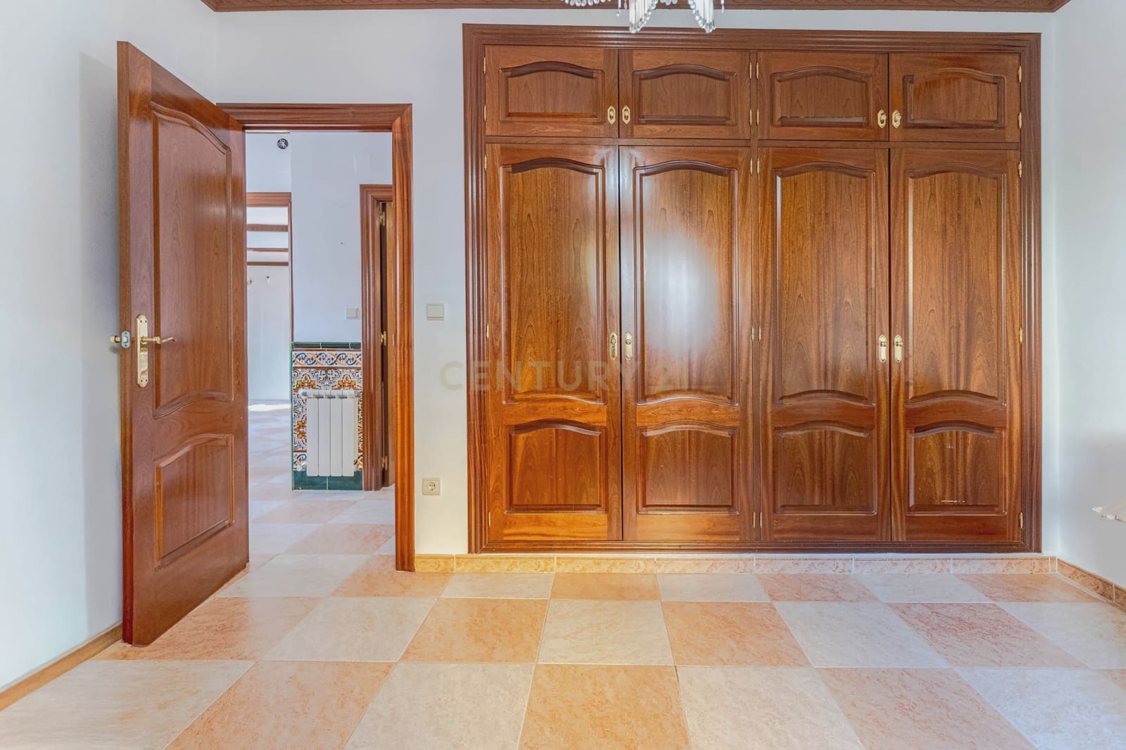 5 bedroom Villa for sale in Huetor Vega with garage - € 275,000 (Ref: 9289710)