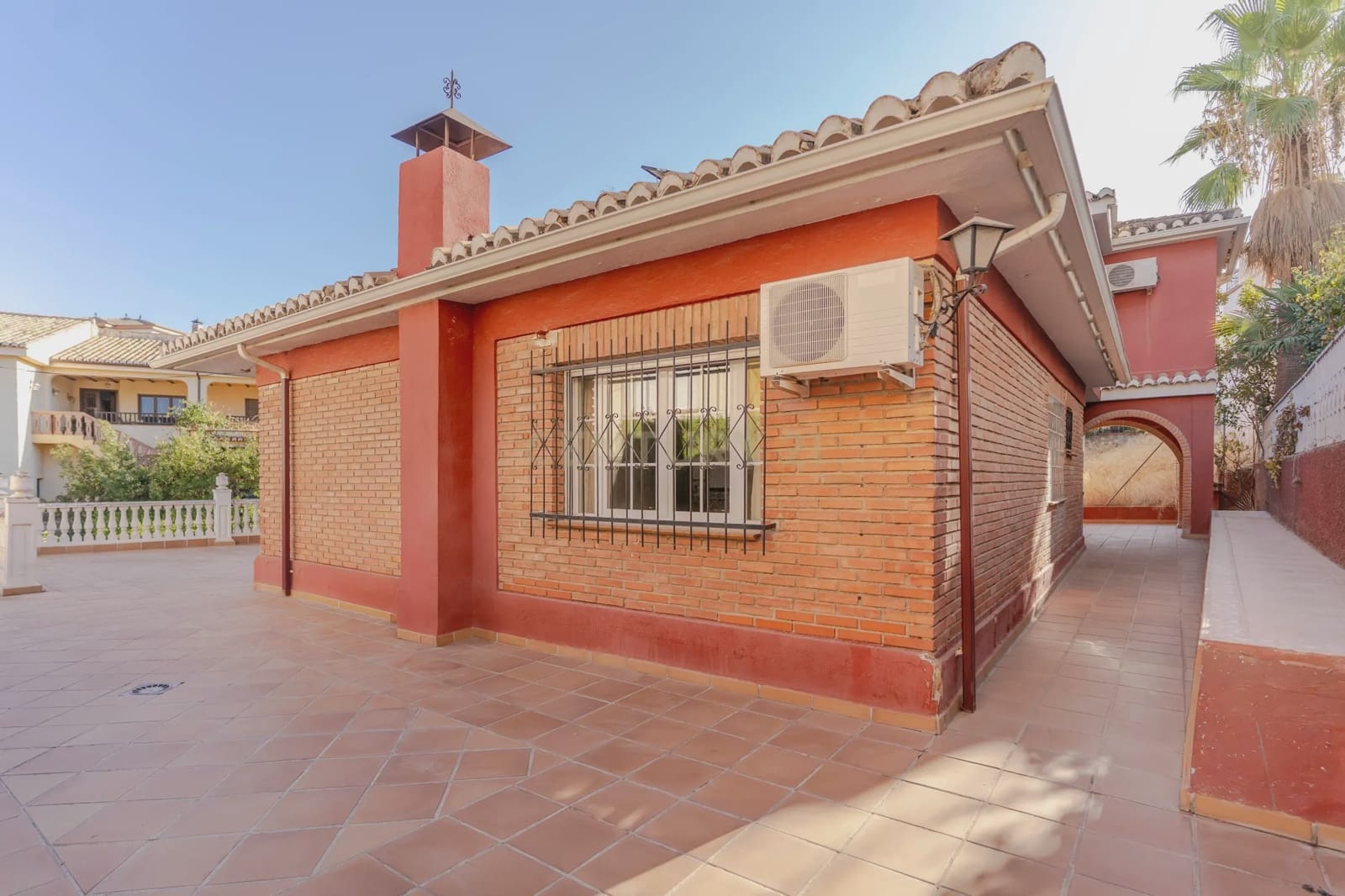 5 bedroom Villa for sale in Huetor Vega with garage - € 275,000 (Ref: 9289710)