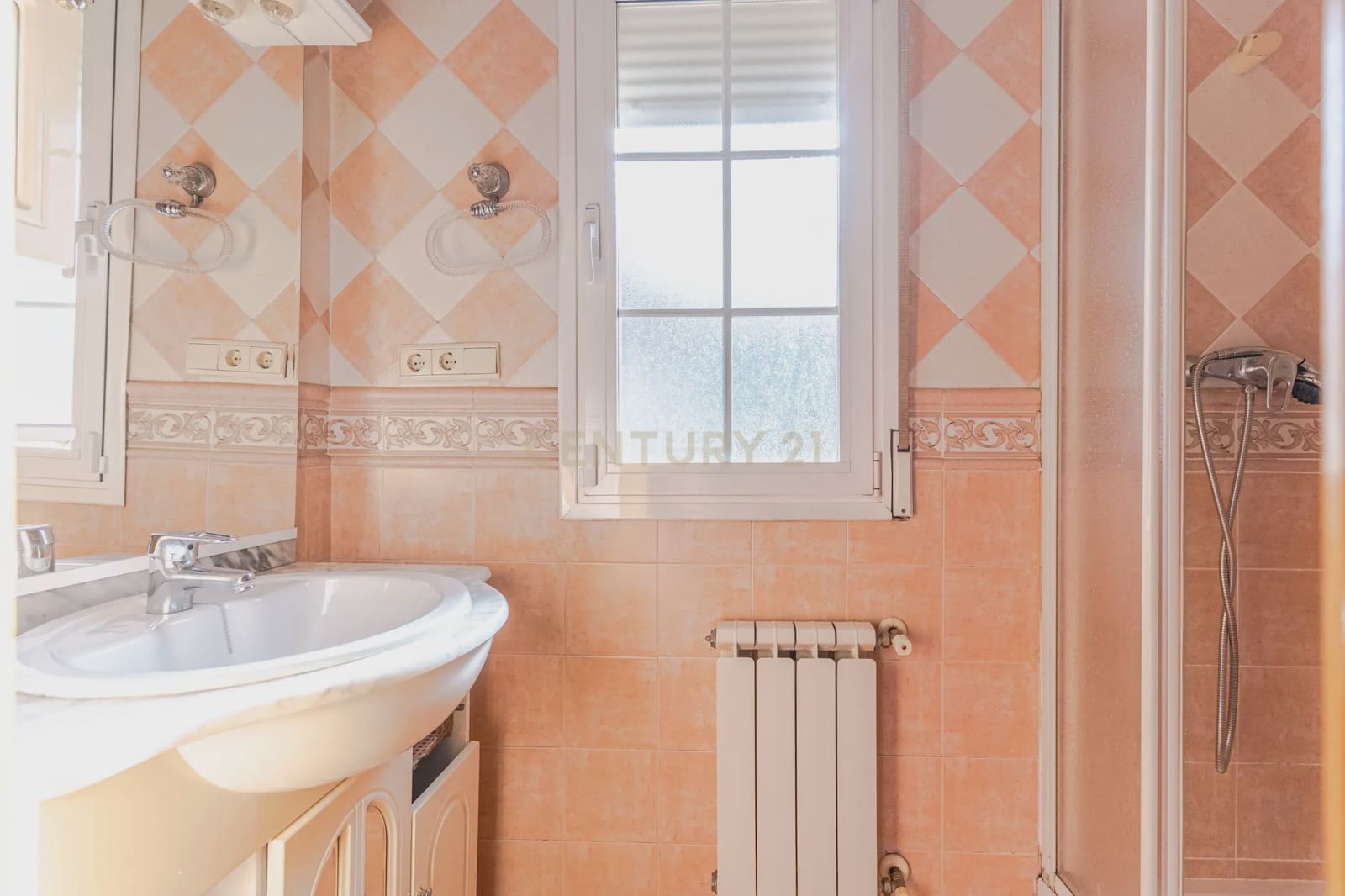 5 bedroom Villa for sale in Huetor Vega with garage - € 275,000 (Ref: 9289710)