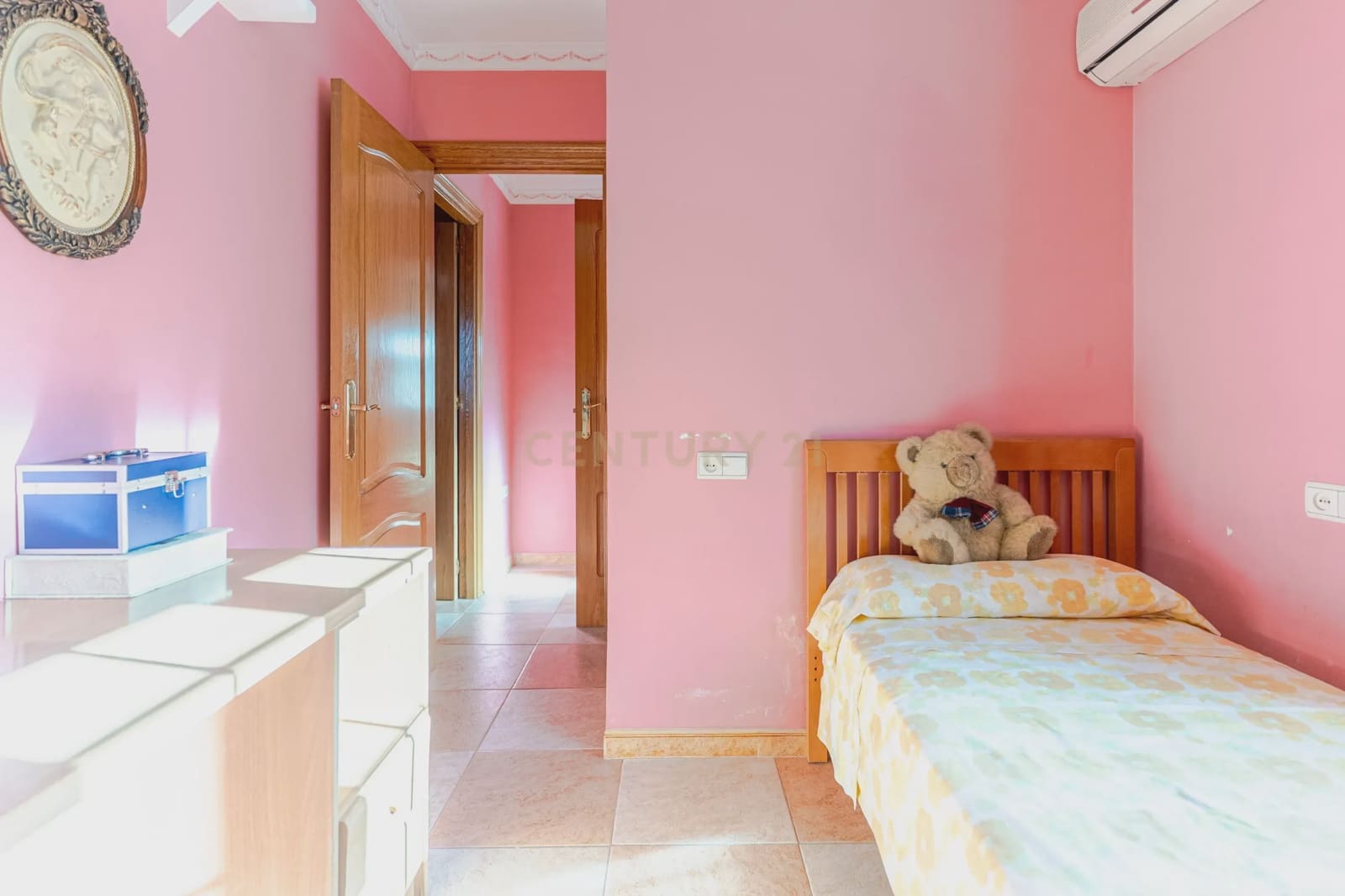 5 bedroom Villa for sale in Huetor Vega with garage - € 275,000 (Ref: 9289710)