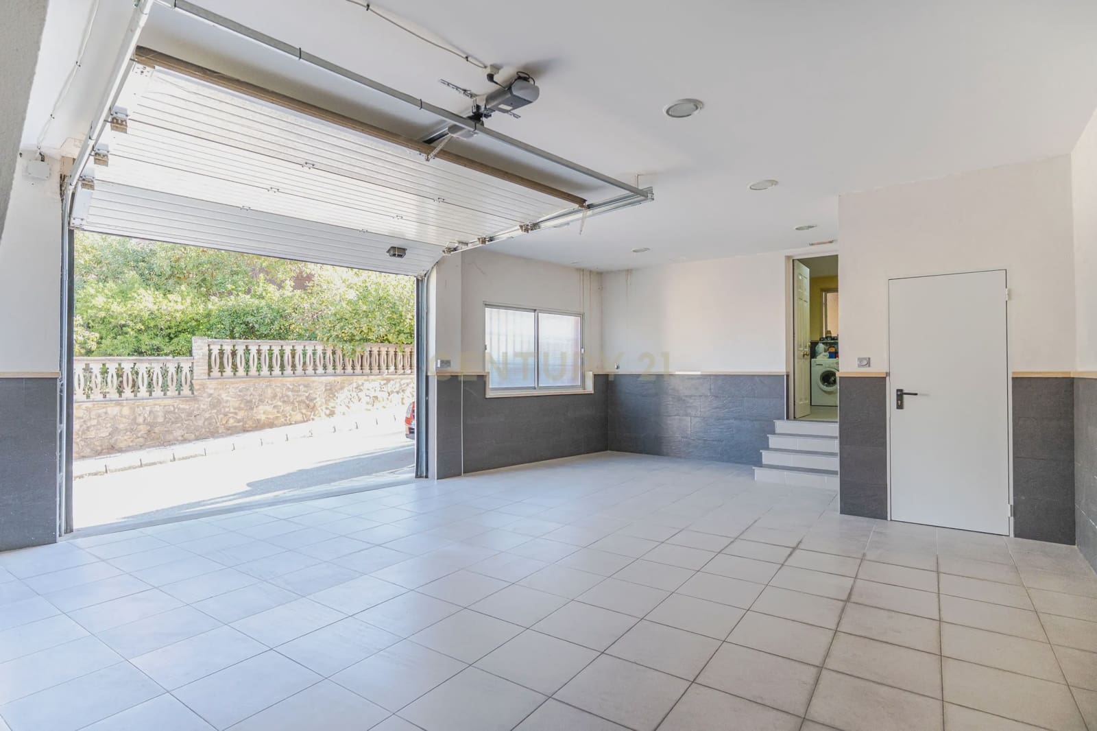 5 bedroom Villa for sale in Huetor Vega with garage - € 275,000 (Ref: 9289710)