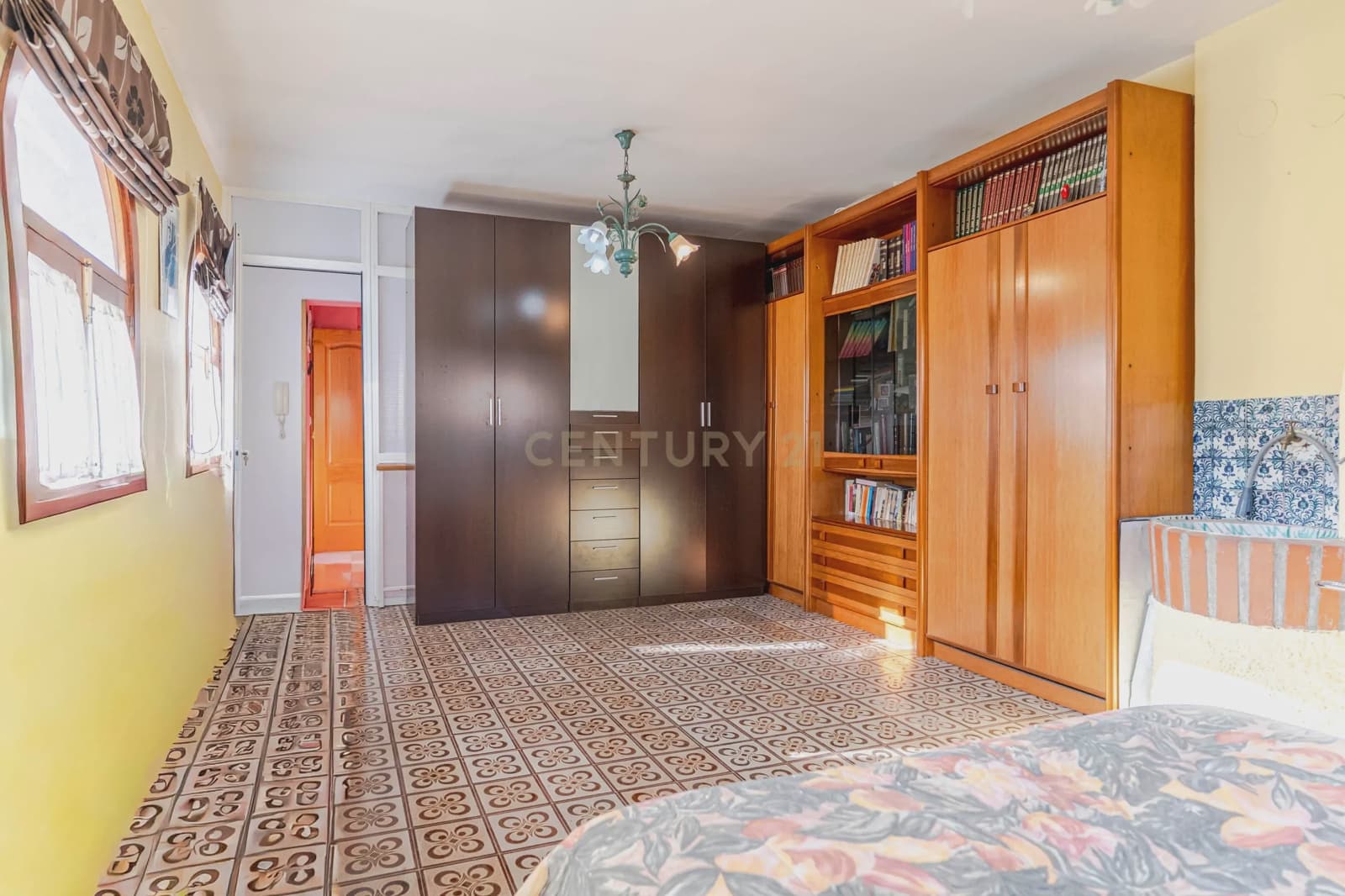 5 bedroom Villa for sale in Huetor Vega with garage - € 275,000 (Ref: 9289710)